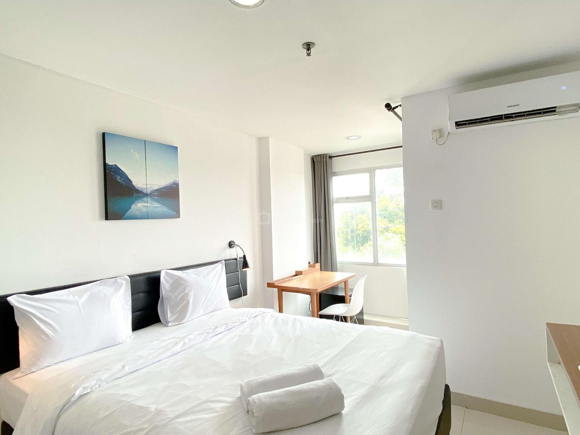 Modern Look And Homey Studio At Enviro Apartment By Travelio Cikarang Exterior photo