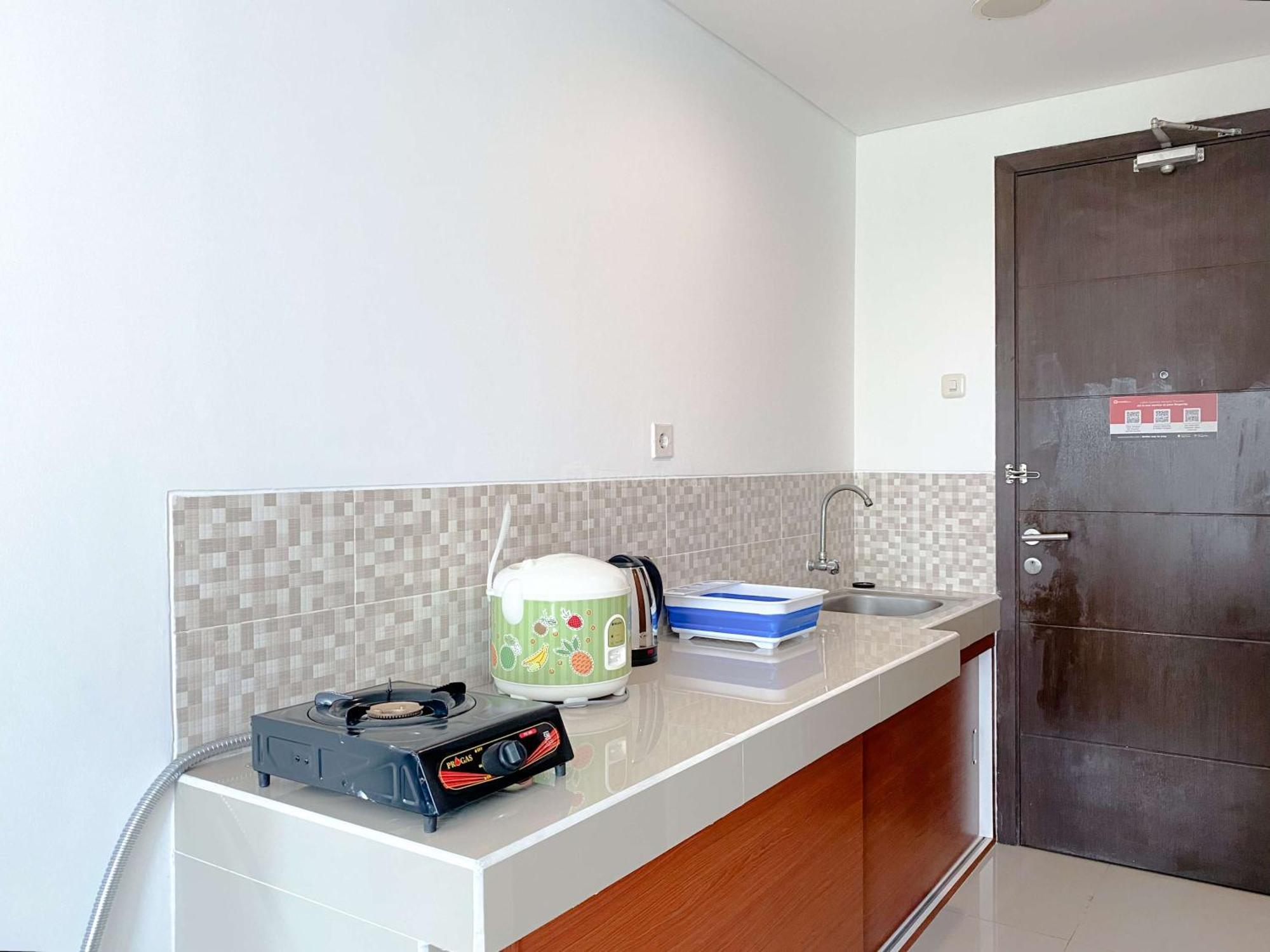 Modern Look And Homey Studio At Enviro Apartment By Travelio Cikarang Exterior photo